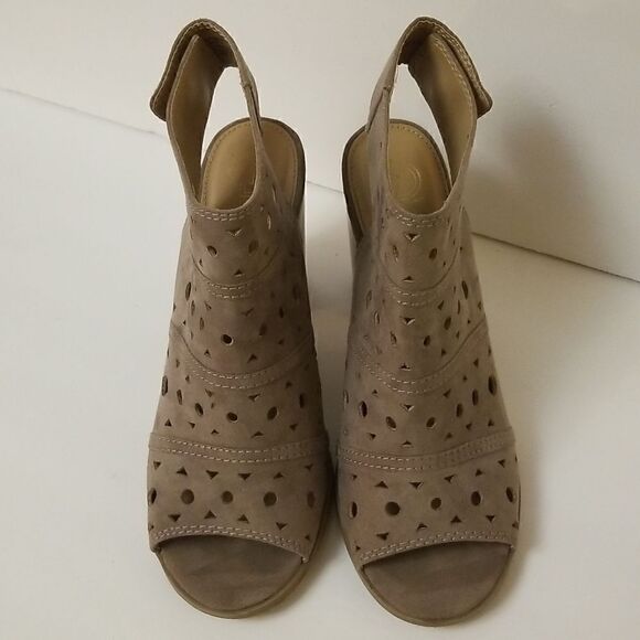 New Direction (Hayden) taupe colored heeled sandals. Size 9. - Picture 2 of 6